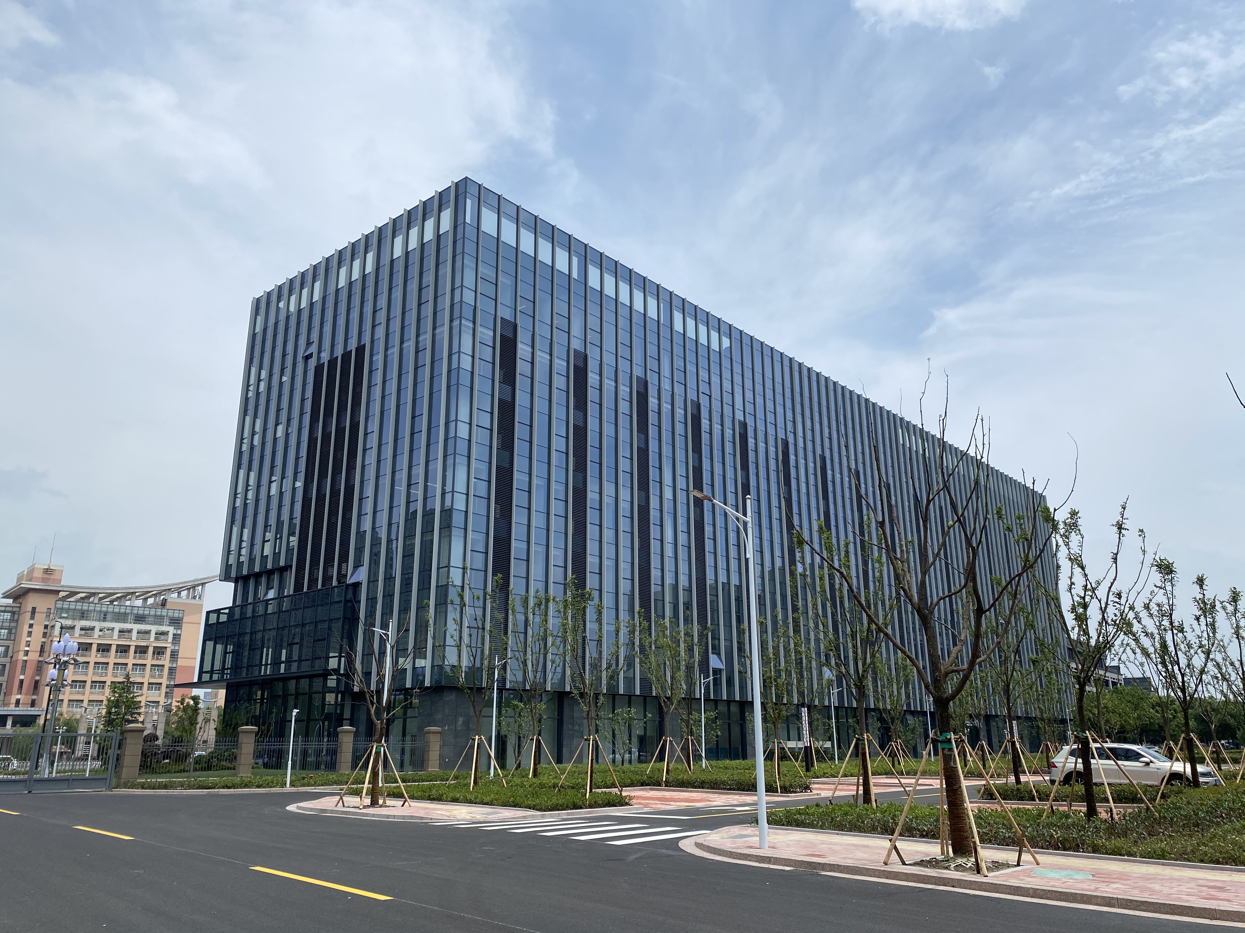 研究中心位于湖州市创新创业大楼内,该大楼坐落于湖州师范学院东校区